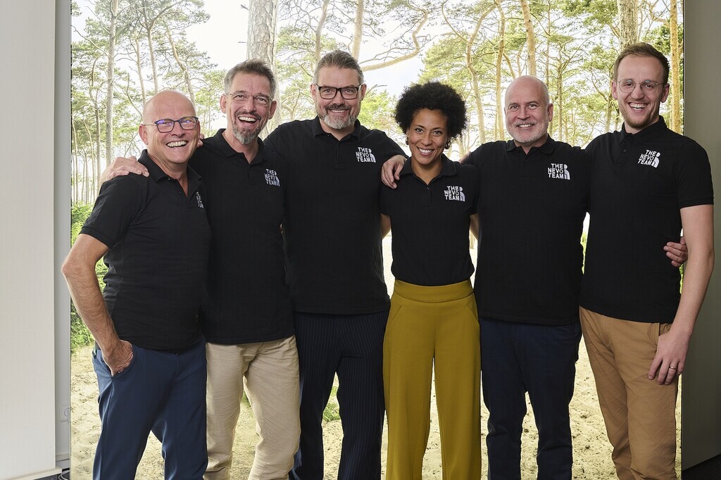 "das nevo-Team steht nebeneinander vor einem Wald-Foto"